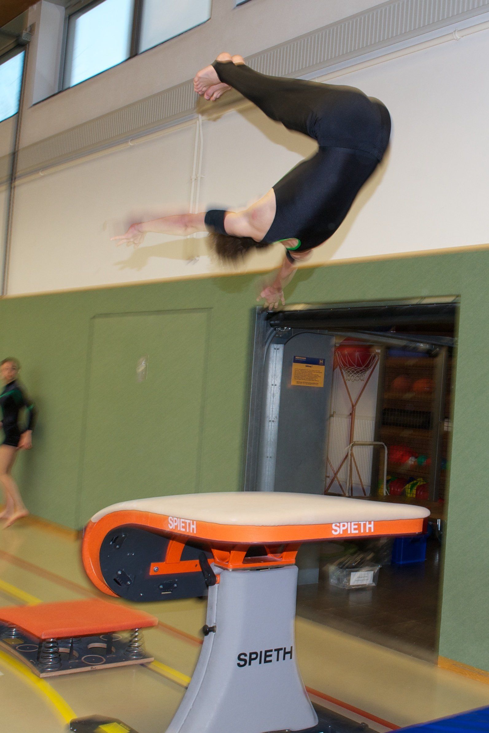 Ein Turner macht einen Handstand auf einem Verschiebetisch