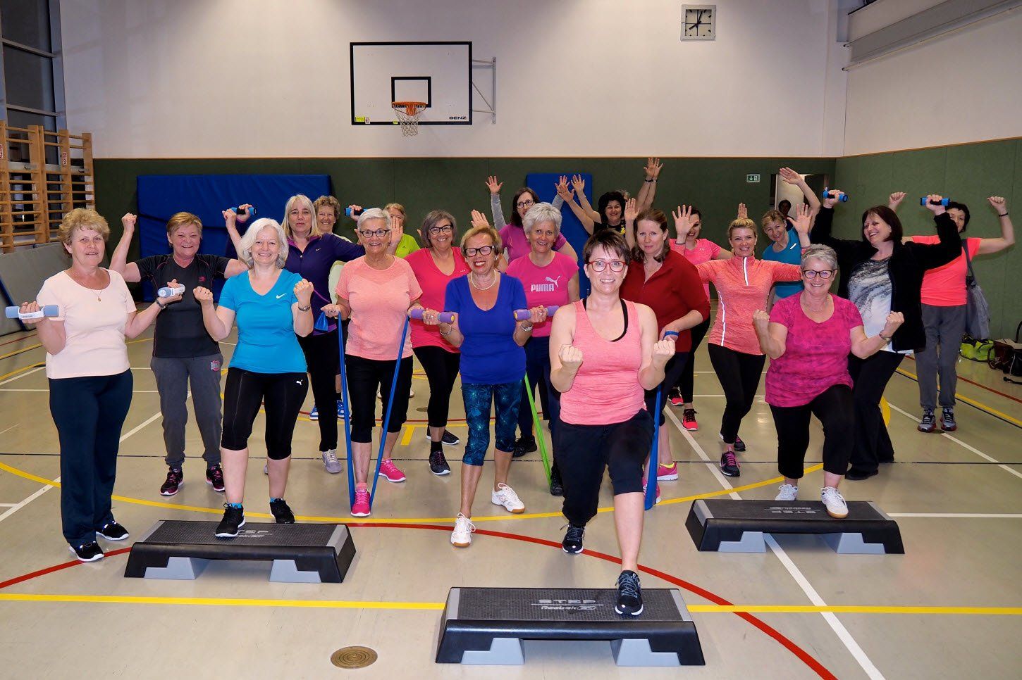 Eine Gruppe von Frauen posiert in einem Fitnessstudio für ein Foto.