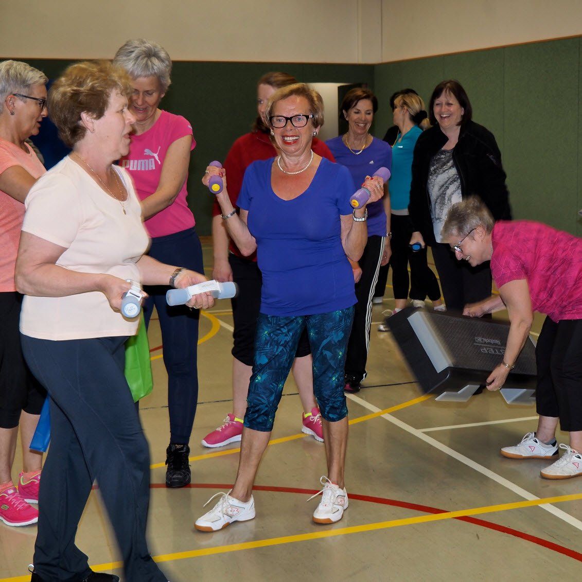 Eine Frau in einem blauen Hemd hält eine Wii-Fernbedienung