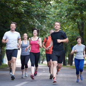 Eine Gruppe von Menschen rennt eine Straße entlang.