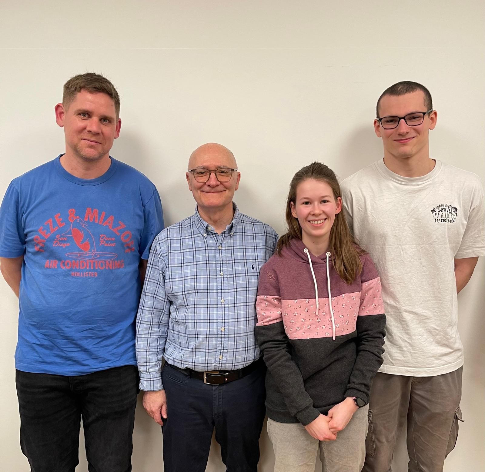 Eine Gruppe von Menschen posiert gemeinsam für ein Foto.