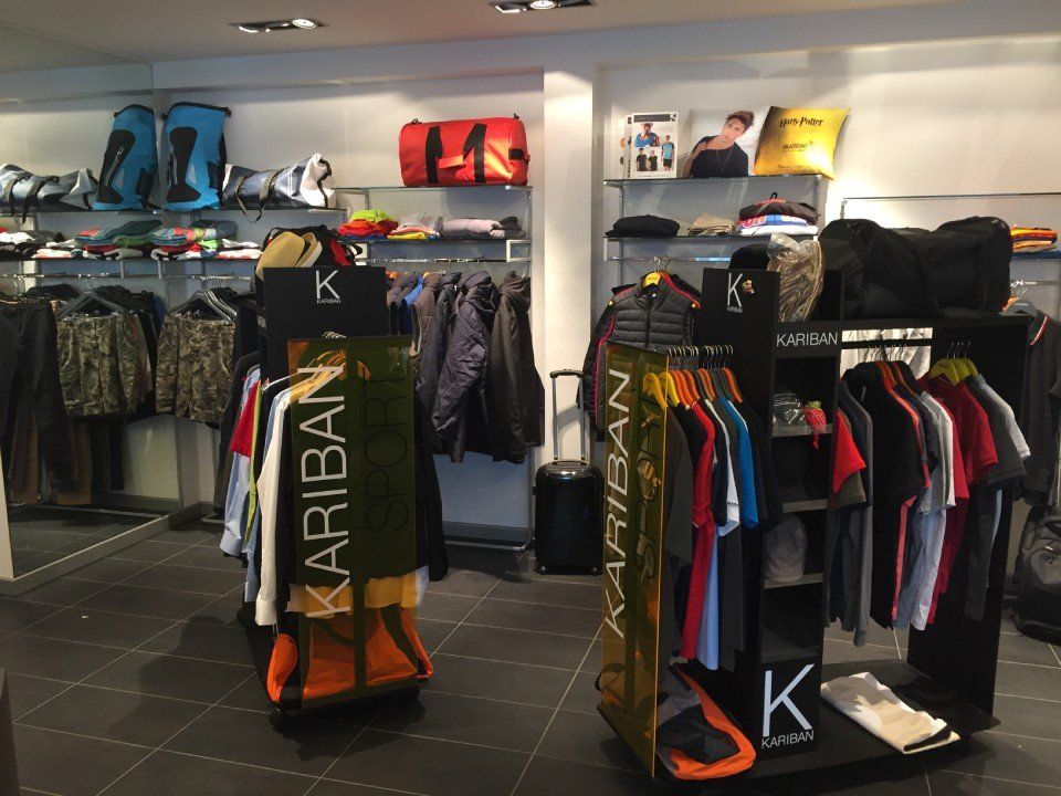 Un negozio di abbigliamento con esposizione di vestiti kariban