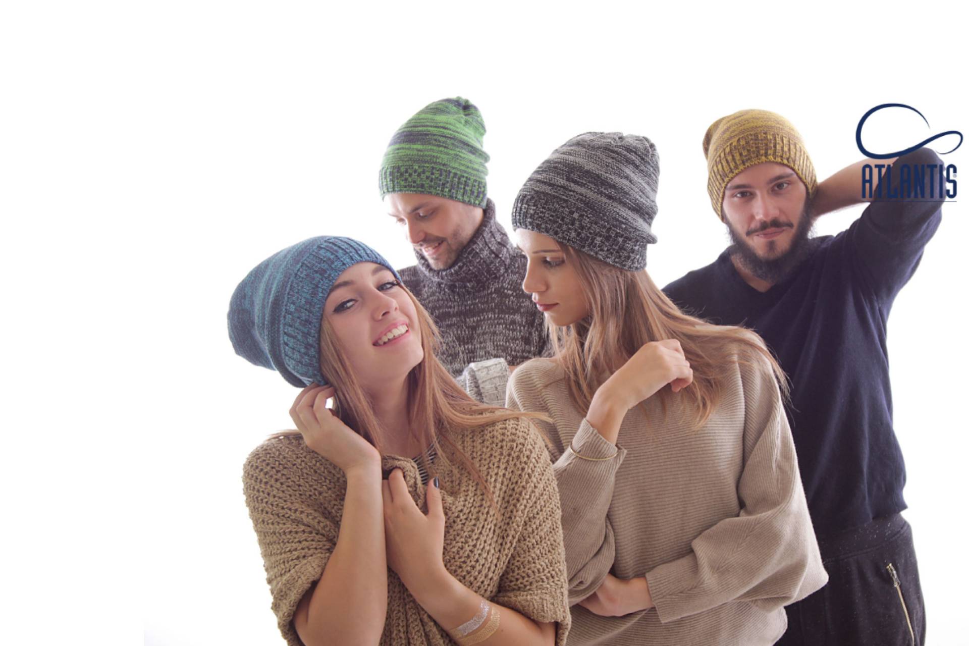 Un gruppo di persone che indossano cappelli e maglioni lavorati a maglia