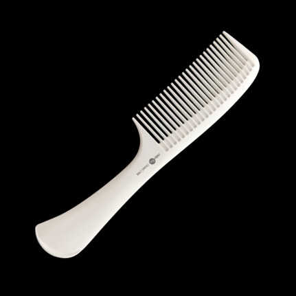 Peine blanco con mango curvado sobre fondo negro.