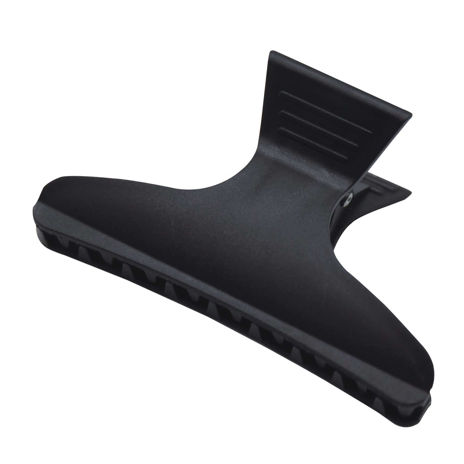 Una pinza de plástico negro para separar el cabello, con una mandíbula ancha y dentada y un mango con resorte.