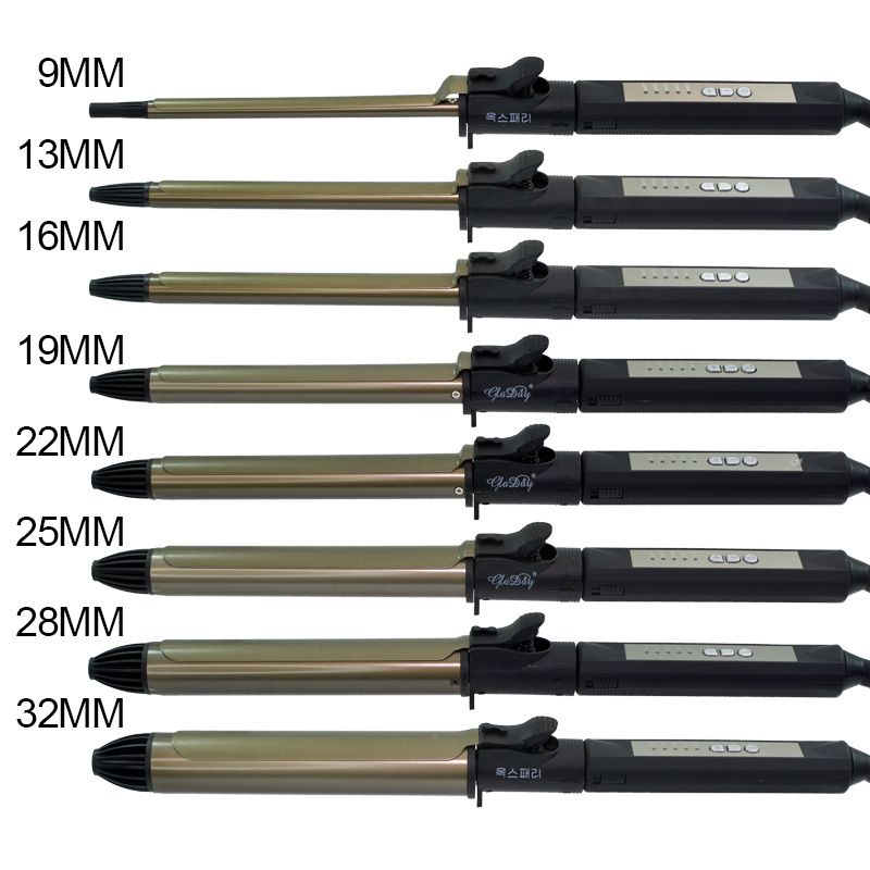 Rizador de pelo de color negro y plata, punta puntiaguda, en ángulo sobre fondo blanco.