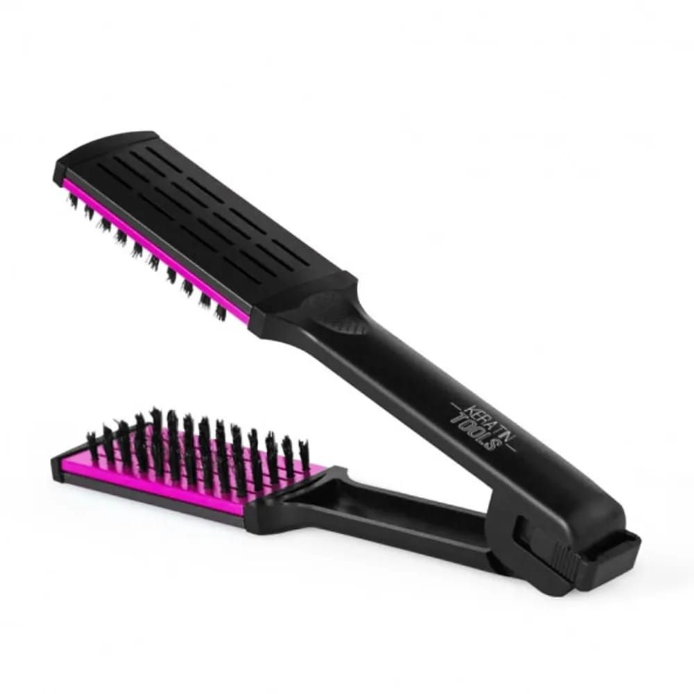 Un cepillo alisador de cabello con un diseño articulado tipo pinza, que se muestra abierto sobre un fondo blanco.