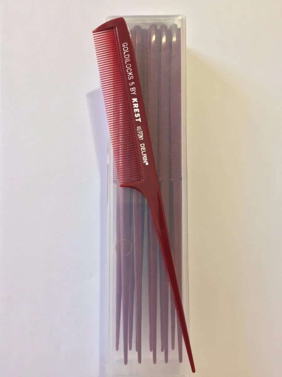 Un peine de cola Krest Goldilocks de color granate con dientes finos, fabricado en material Delrin.