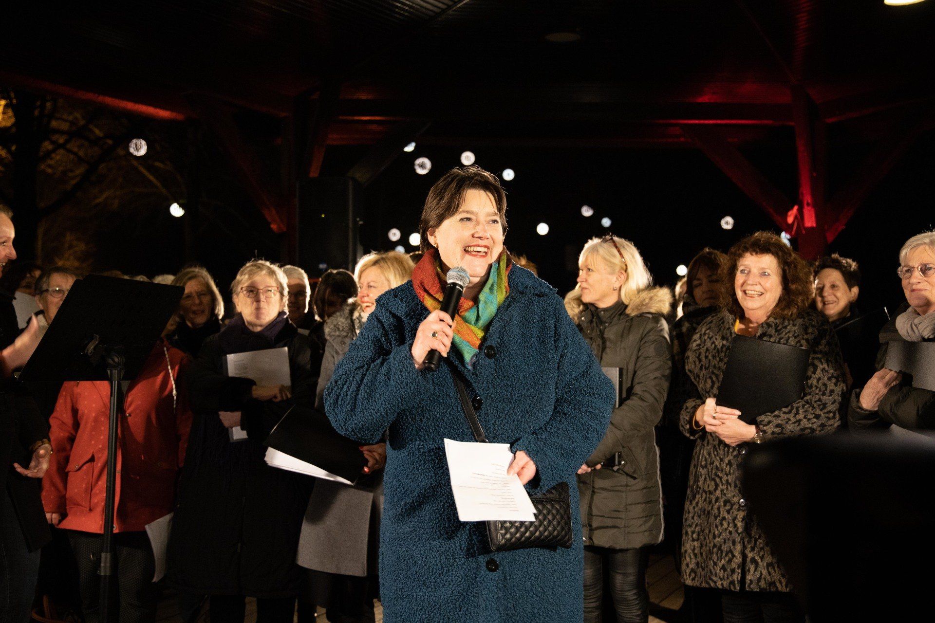 Liesbeth Kies - van Stockum van De Nacht van het Gemis met met De Bontekakelkippen op de Vrijthof in Hilvarenbeek
