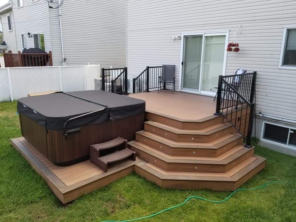 Un bain à remous est posé sur une terrasse.