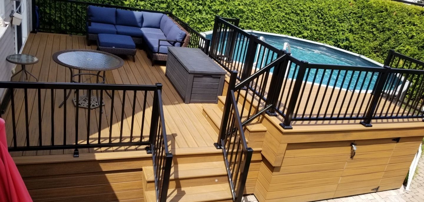 Une terrasse avec une piscine en arrière-plan.