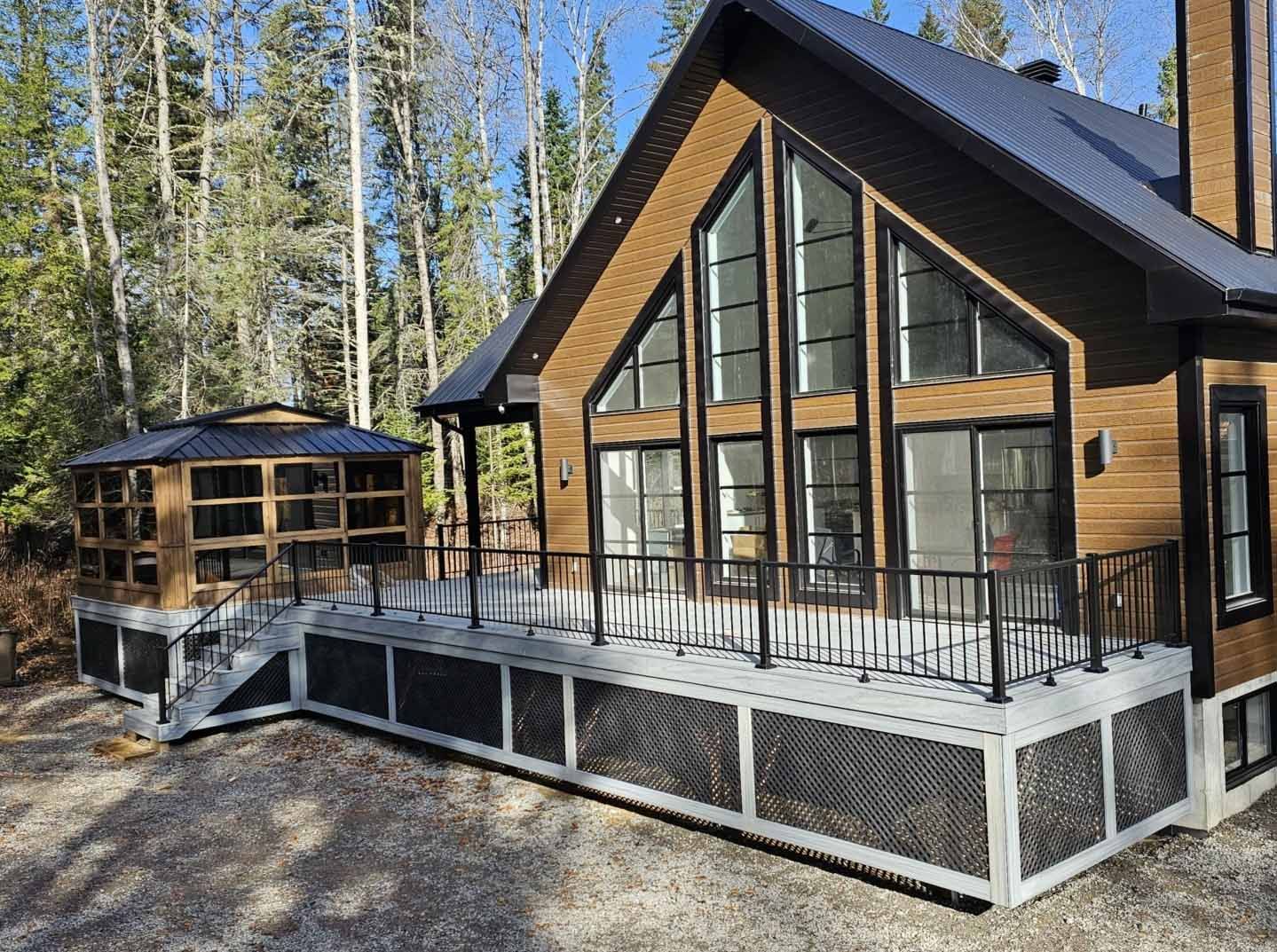 Une grande maison avec une grande terrasse