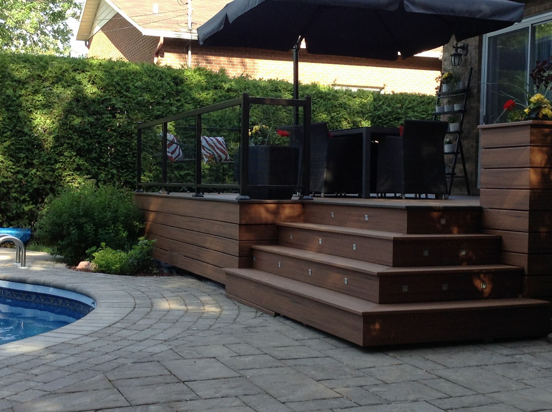 Une terrasse avec des escaliers menant à une piscine