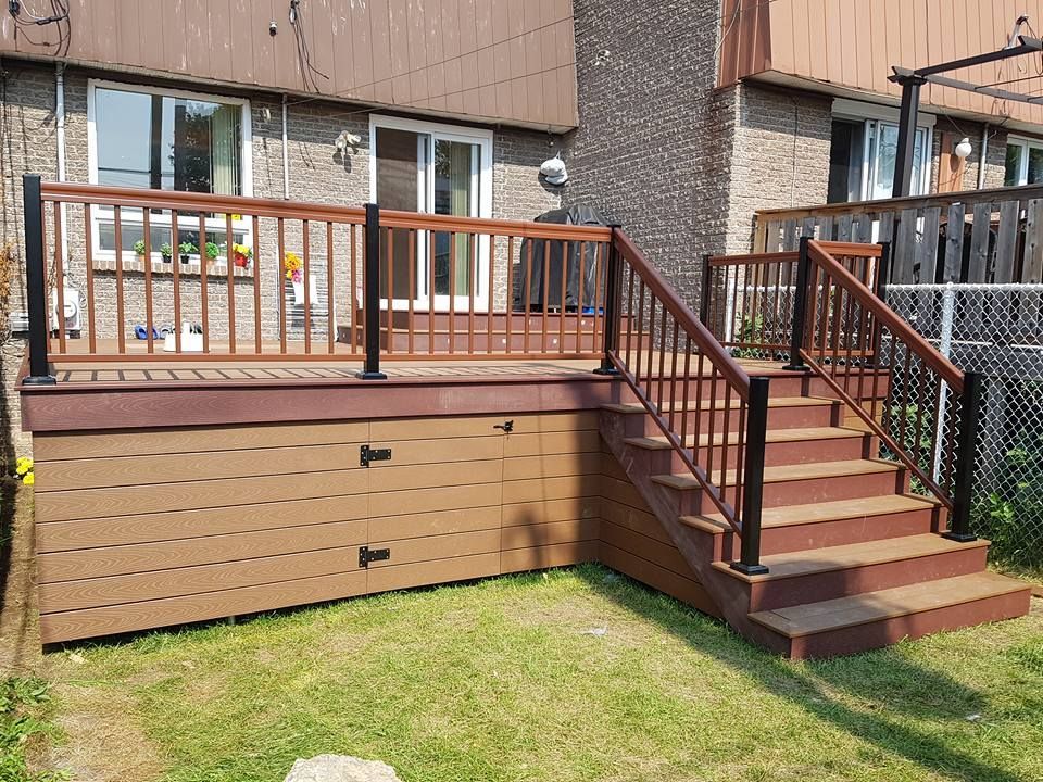 Une terrasse avec des escaliers qui y mènent devant une maison.