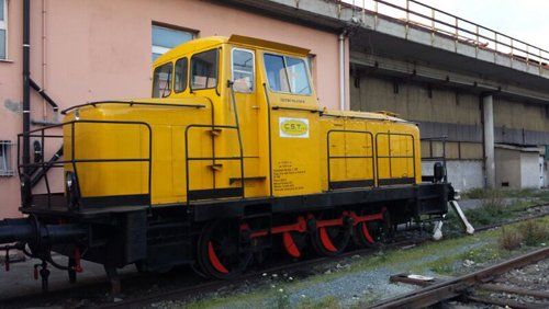 locomotore parcheggiato vicino a un muro