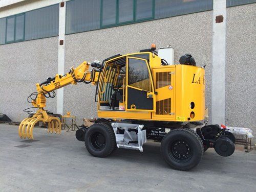 macchinario per costruzione rotaie giallo