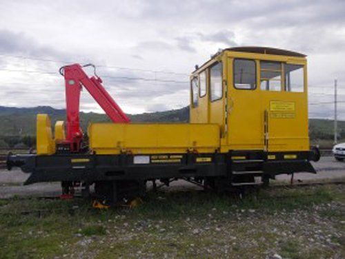 locomotore giallo e rosso