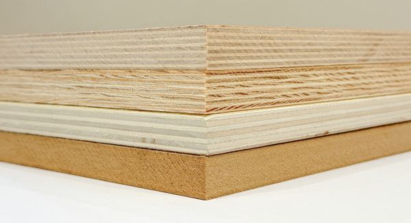 Plywood cores for veneered and laminated panels