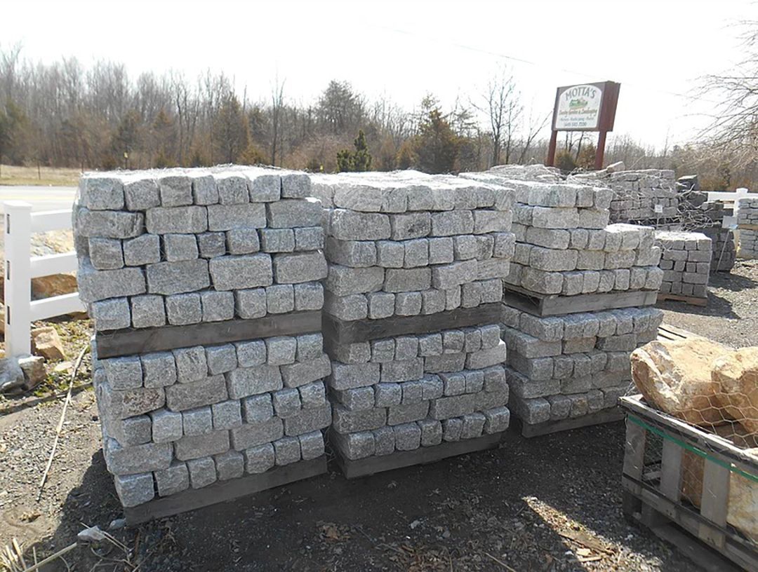 A pile of bricks is sitting on top of a wooden pallet.