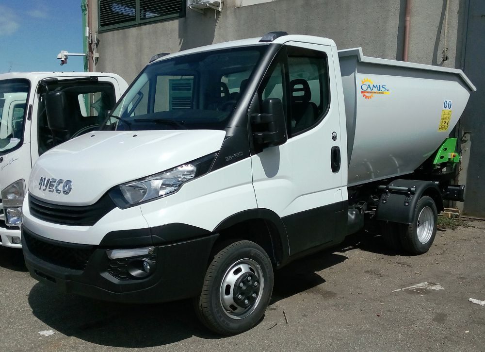 Autocarro ribaltabile Isuzu bianco parcheggiato all'aperto in una giornata di sole.