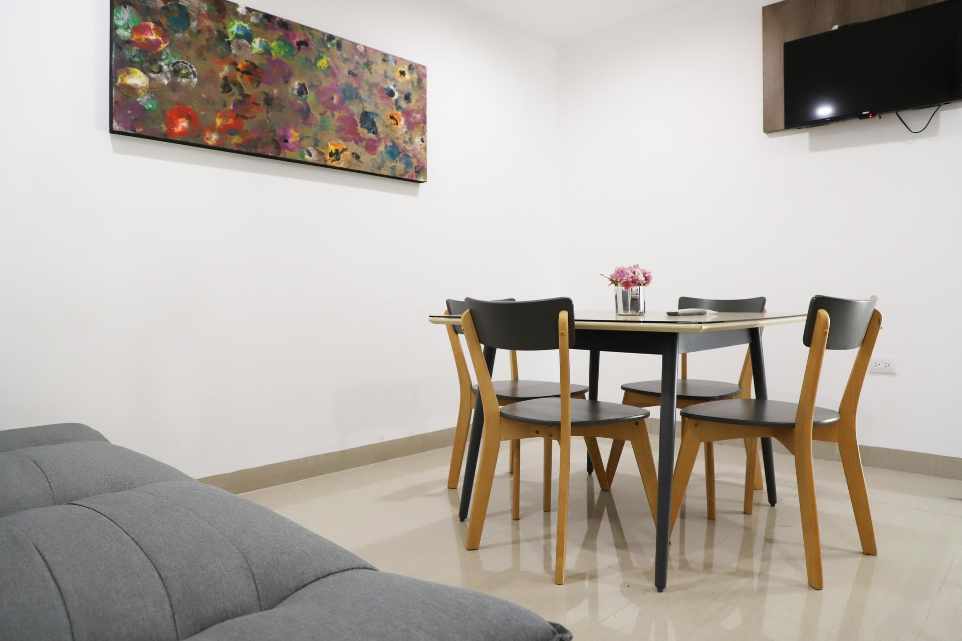 Una sala de estar con mesa de comedor y sillas
