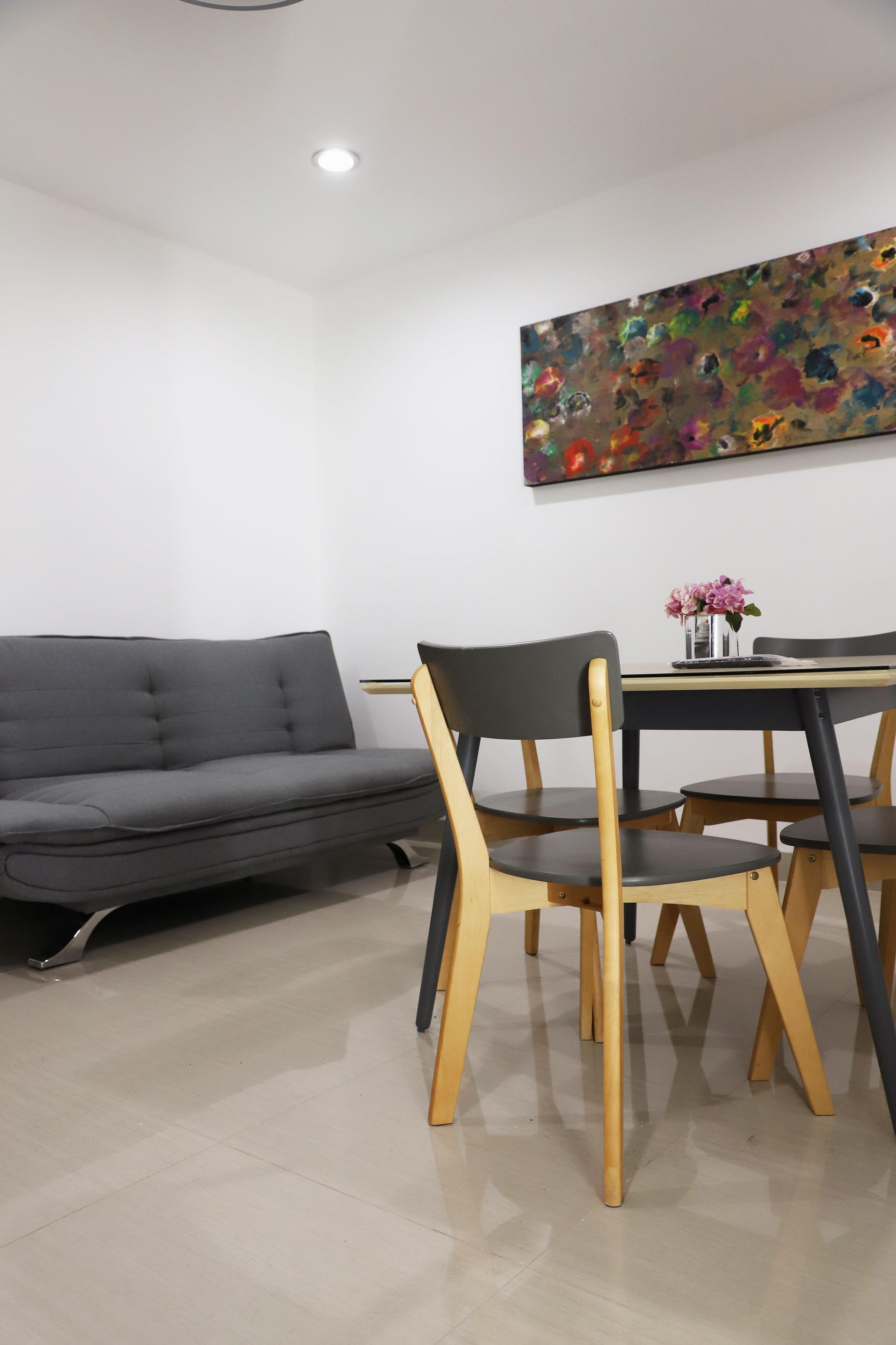 Una sala de estar con una mesa y sillas y un sofá.