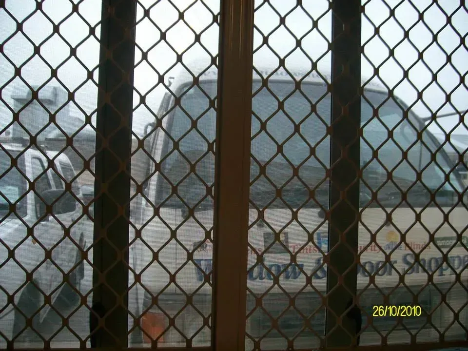 A picture of a van behind a chain link fence was taken on 25/10/2010