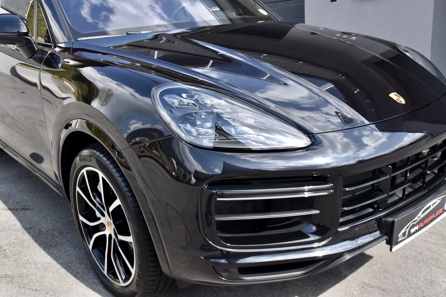 Frontseite von schwarzem Sportwagen