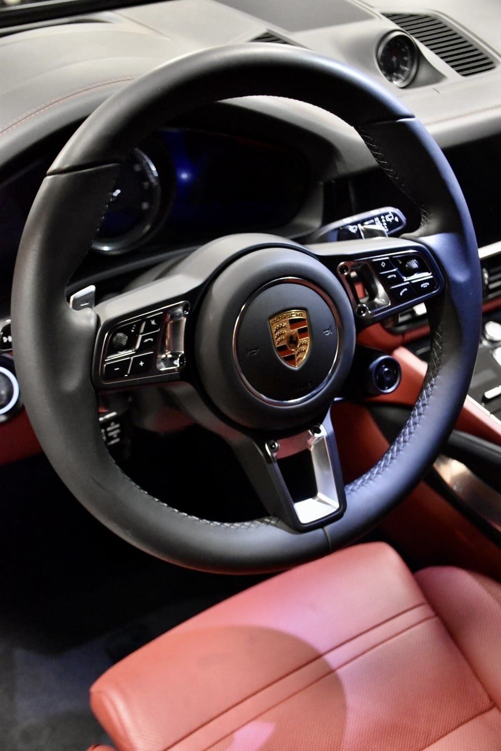 Lenkrad und Lederbezug in rot