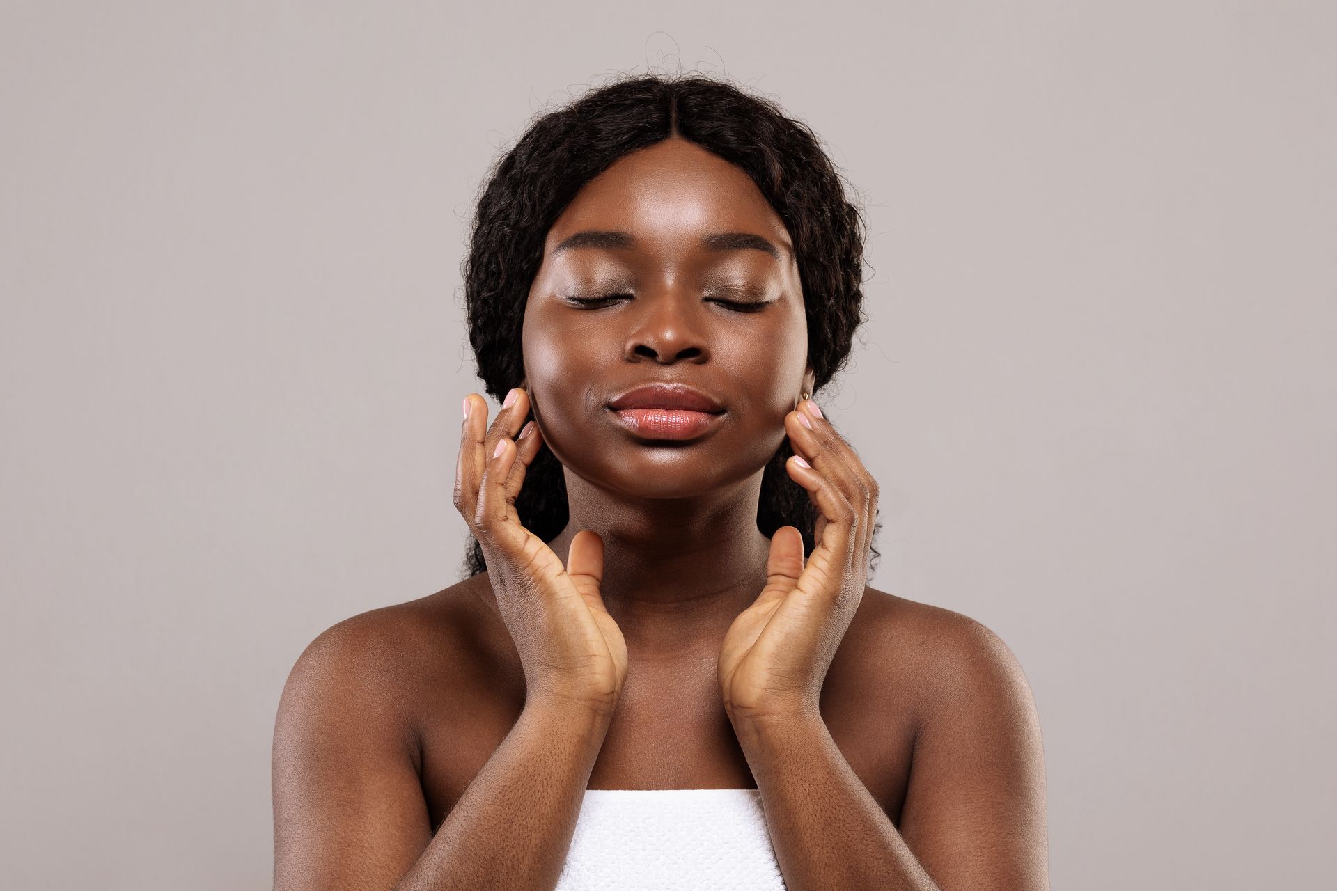 A woman is getting a botox injection in her forehead.
