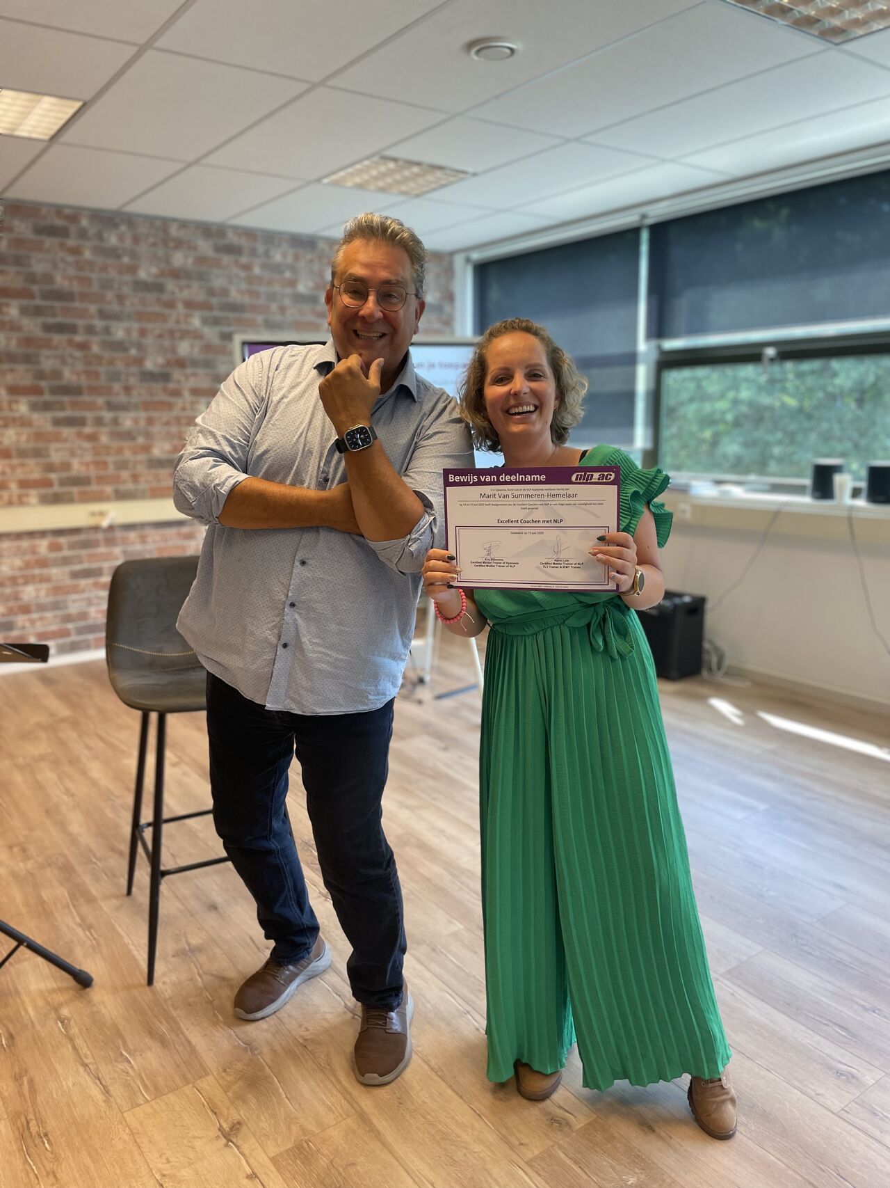 Marit met haar certificaat.