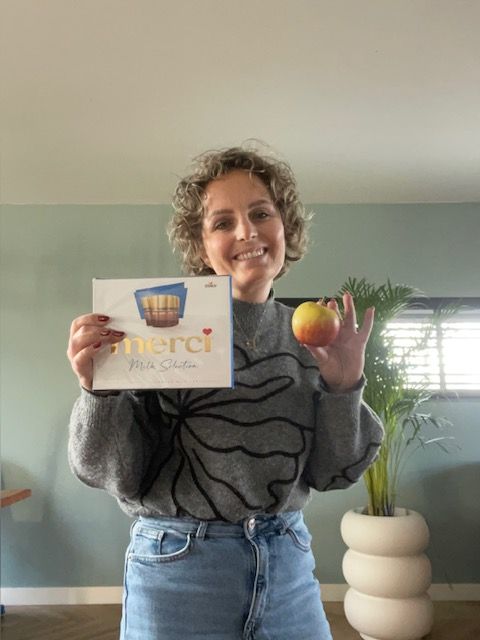 Marit lacht en houdt een 