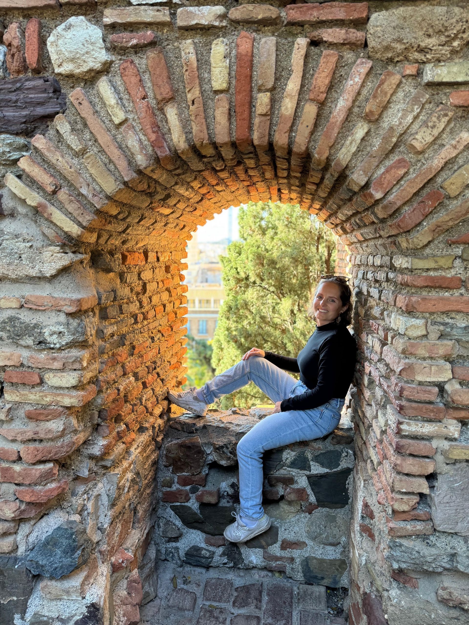 Marit zit in een gat in een bakstenen muur.
