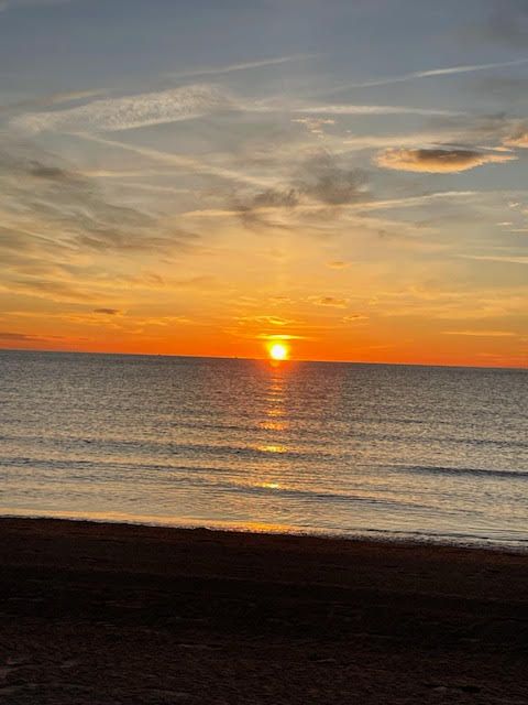 De zon gaat onder in de oceaan.
