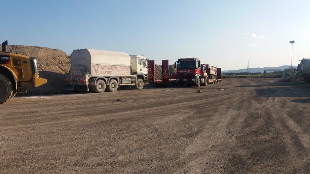 automezzi in cantiere