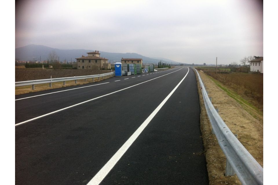 posa di asfalto su strade