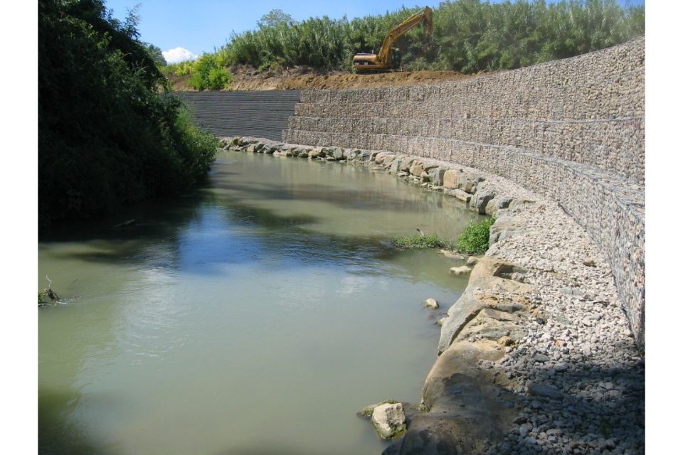 sistemazione argini fluviali