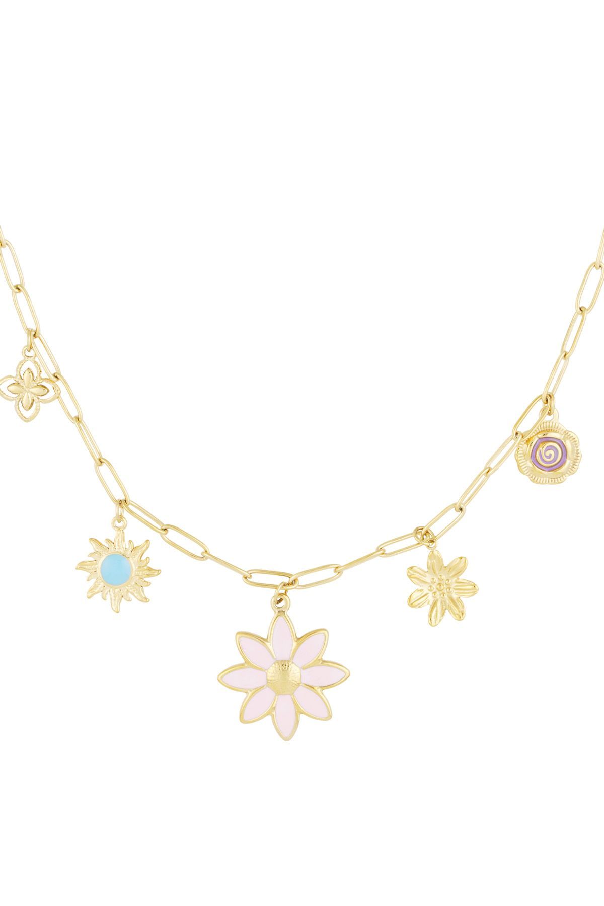 Gouden ketting met vijf delicate bloem- en vlinderbedeltjes in pastelblauw, roze en wit emaille.