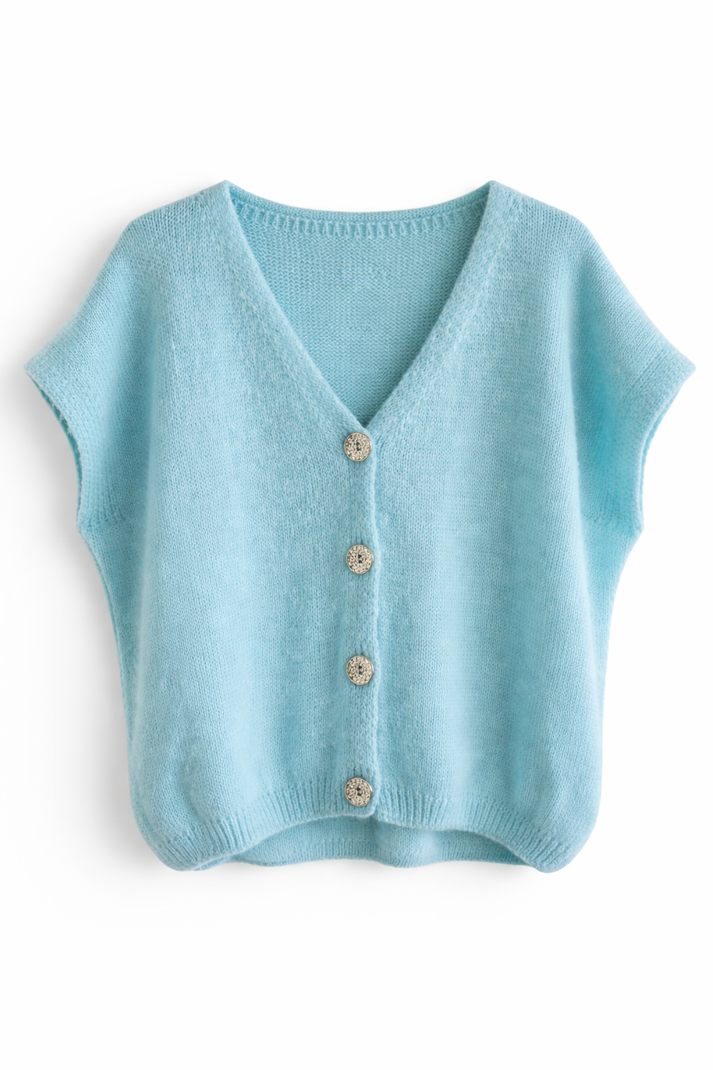 Een lichtblauwe gebreide trui met V-hals, vier decoratieve knoopjes en korte mouwen op een witte achtergrond.