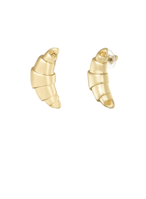 Een paar gouden, halvemaanvormige oorknopjes in de vorm van een croissant, geplaatst tegen een effen witte achtergrond.