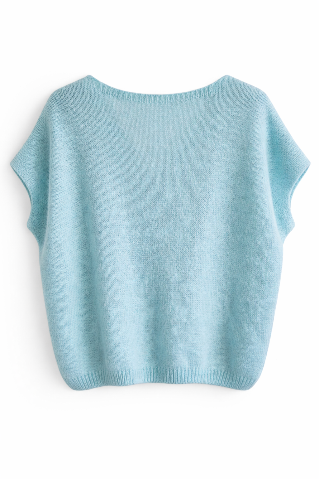 Een lichtblauwe gebreide trui met V-hals, vier decoratieve knoopjes en korte mouwen op een witte achtergrond.