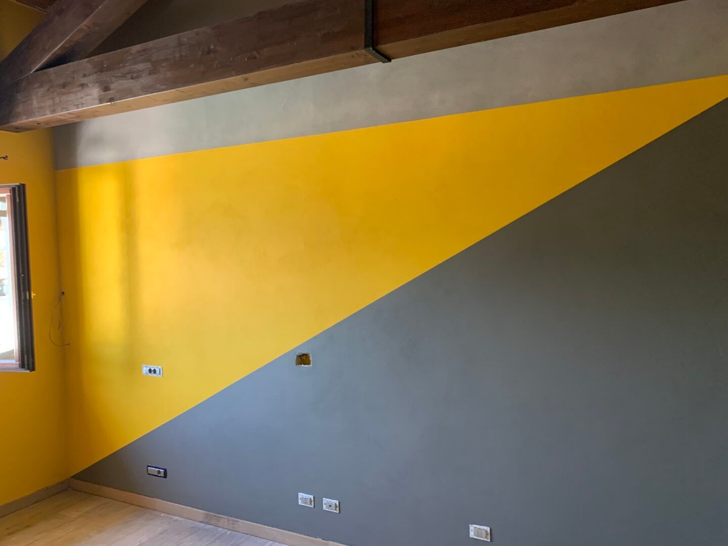 parete-grigio-giallo-decorazioni.
