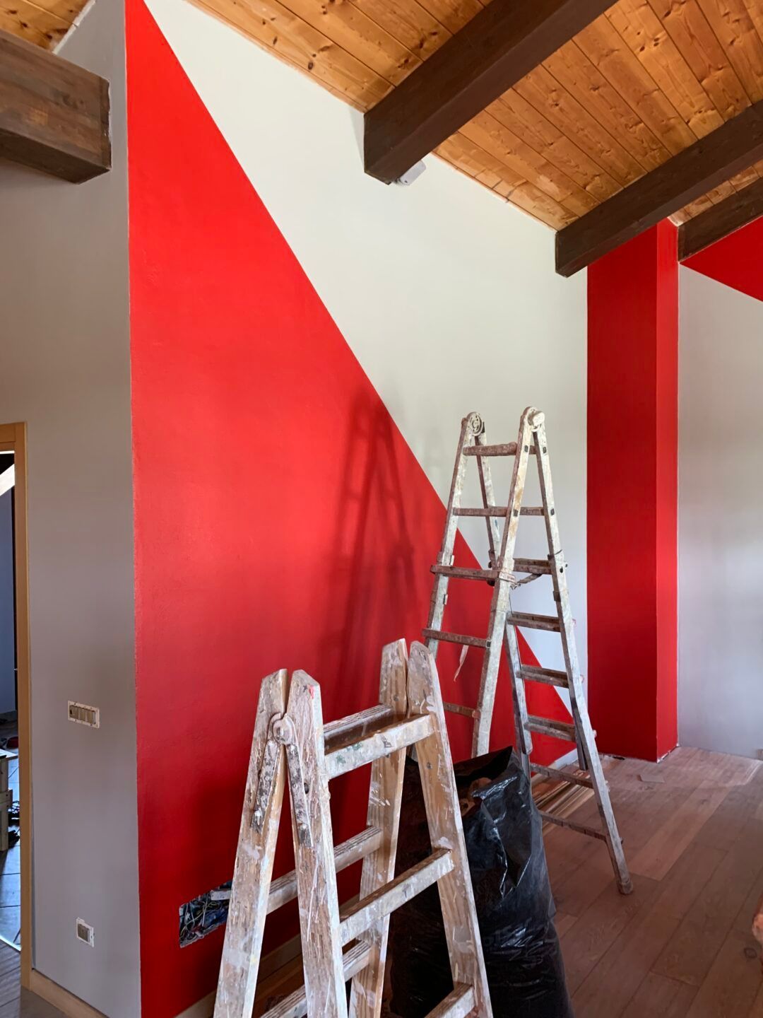  parete grigio rosso decorazioni