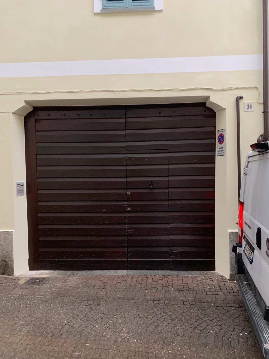 verniciatura-portone-marrone
