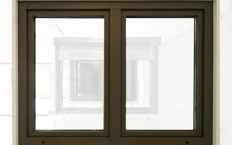 Un primo piano di una finestra con sfondo bianco.