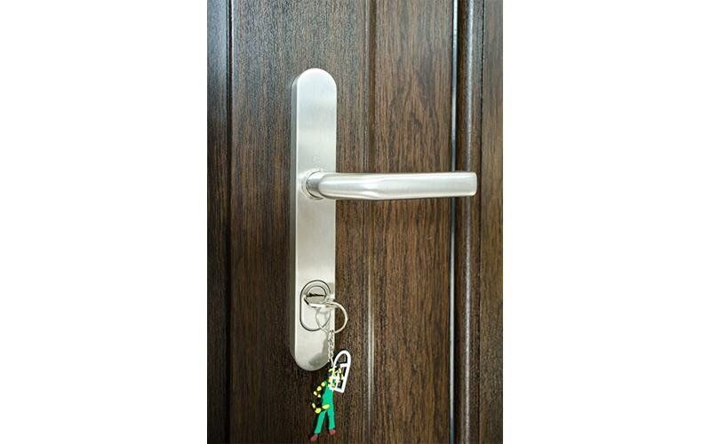 Un primo piano della maniglia di una porta con due chiavi.