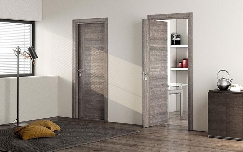 Un soggiorno con due porte e una finestra.