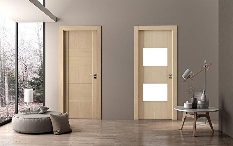 Un soggiorno con due porte e un tavolo.