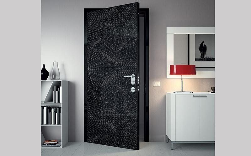 Un soggiorno con una porta nera e un mobile bianco