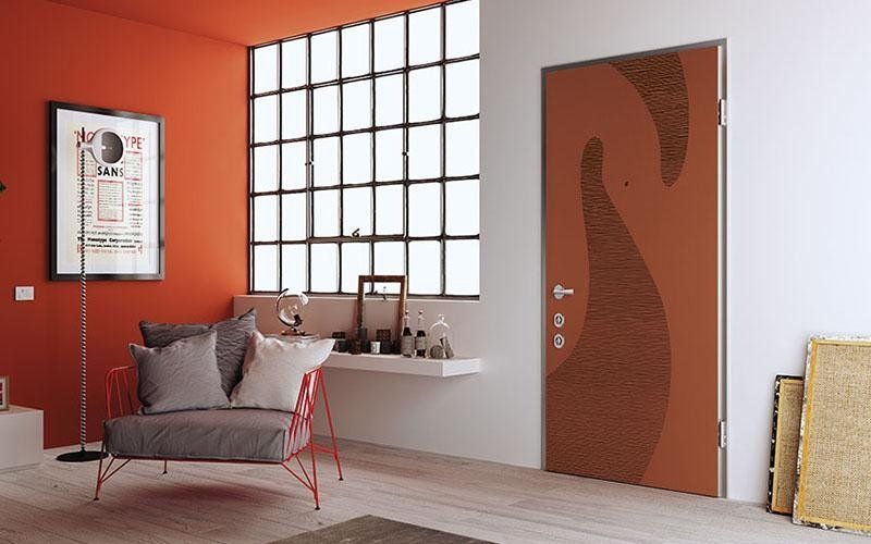 Un soggiorno con un divano e una porta.